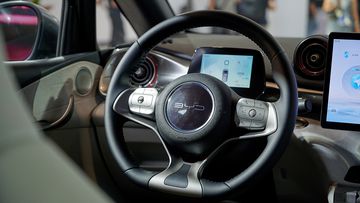 Vô lăng BYD Dolphin 2024 sang trọng với chất liệu bọc da, kết hợp các nút bấm sơn màu bạc tinh tế