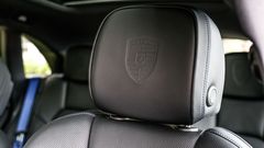 Một chiếc ghế ấm áp khi đi đến nơi có khí hậu lạnh hoặc cảm giác mát rươị mặt lưng khi mới bước vào xe chắc chắn là những trải nghiệm hoàn toàn xứng đáng. 