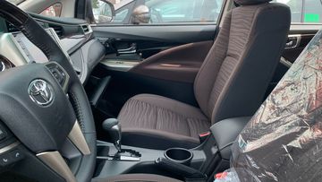 Hàng ghế đầu với thiết kế tựa lưng, đệm ngồi độ ôm vừa phải