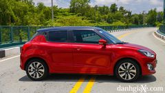 Tay nắm cửa sau của Suzuki Swift 2021 đặt trên cột C