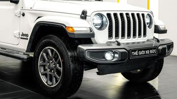 Phần đầu xe của Jeep Wrangler 2024 khá cứng cáp