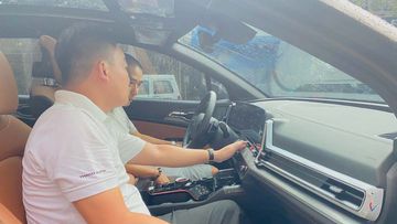 Hình ảnh nhân viên tư vấn trực tiếp trên xe