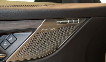 Xe sử dụng hệ thống âm thanh Meridian chú trọng tăng cường độ sâu lắng, rõ ràng và chân thực