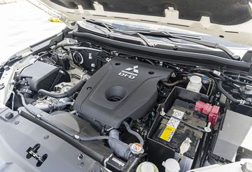 Mitsubishi Pajero Sport 2023 sử dụng động cơ diesel MIVEC tăng áp dung tích 2.4L