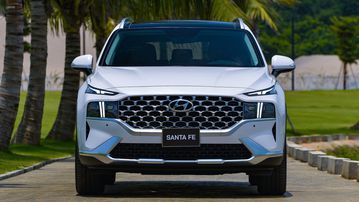 Đầu xe Hyundai SantaFe 2024 gây ấn tượng với lưới tản nhiệt mở rộng bao trọn cụm đèn pha