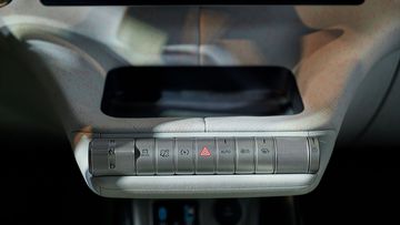 Cần số BYD Dolphin 2024 chỉ còn là một núm xoay khá gọn gàng, cùng vị trí với các nút bấm khác