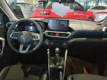 Khu vực khoang lái trên Toyota Raize 2023 mang đến trải nghiệm thú vị, đầy hứng khởi với cách thiết kế chú trọng hơn về người lái