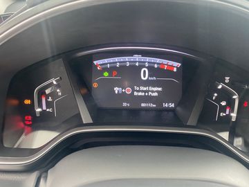  Ngay sau vô lăng là cụm đồng hồ điện tử được chia thành 3 khu vực biệt lập cho giao diện trực quan