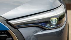 Cụm đèn pha trên Toyota Corolla Cross khá nhiều công nghệ hiện đại