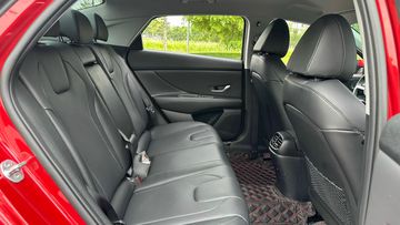 Khoảng để chân tăng lên 58 mm kết hợp lưng ghế hơi ngả về sau, có tích hợp bệ tỳ tay và hộc để ly ở ghế giữa, giúp đảm bảo sự thoải mái cho hành khách