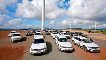 Đoàn xe Volkswagen chinh phục cánh đồng quạt gió khổng lồ.