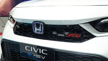 Mặt ca-lăng Honda Civic 2025 đã được nâng cấp kiểu họa tiết lưới tổ ong tương tự Honda Civic Type R