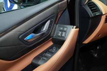 Toyota Alphard 2025 còn trang bị các chức năng điện tử hiện đại