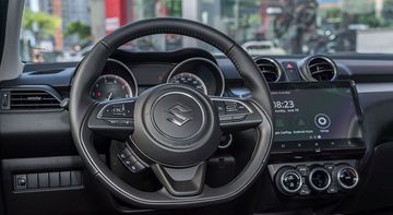 Swift 2023 sử dụng vô lăng 3 chấu D-cut thể thao nằm tại trung tâm, được bọc da và tích hợp đầy đủ các nút chức năng hữu ích
