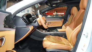 Ghế ngồi BYD HAN 2025 được bọc da Nappa cao cấp và có không gian để chân rộng rãi giữa các hàng ghế