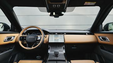 Thiết kế khoang lái Range Rover Velar 2025 được cải tiến khá nhiều so với phiên bản tiền nhiệm