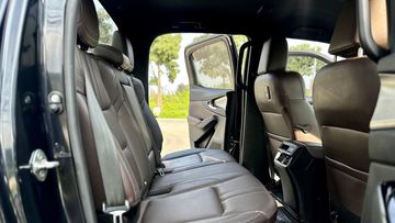 Ở hàng ghế phía sau, Mazda BT-50 2024 có đầy đủ tựa đầu 3 vị trí