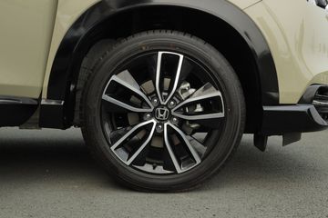 Phiên bản Honda HR-V e:HEV RS được thiết kế mâm 18 inch đa chấu mạnh mẽ
