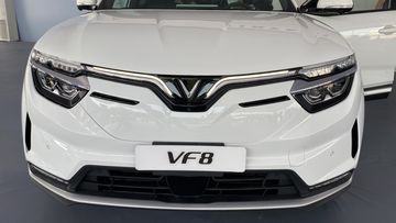 Cản trước góc cạnh, được mạ crom sáng bòng