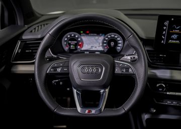 Vô-lăng của Audi Q5 45 S line được thiết kế dạng D-cut thể thao, bọc da mềm mại, tích hợp lẫy chuyển số cùng các phím điều khiển tiện lợi