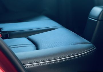 Mazda CX-3 2023 bản Deluxe được đầu tư ghế ngồi bọc da pha nỉ