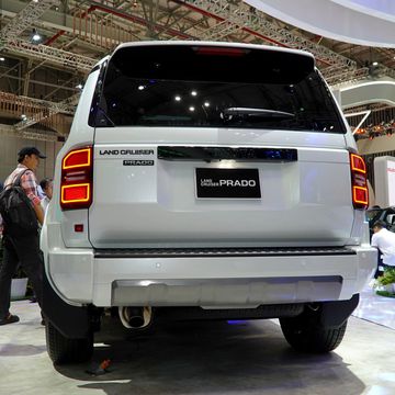 Đuôi xe Toyota Land Cruiser Prado 2025 cũng tràn ngập phong cách thiết kế vuông vức, góc cạnh