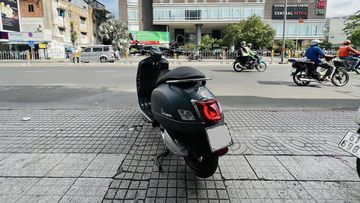 Đuôi xe Vespa Sei Giorni 2023 nổi bật với cụm đèn pha và đèn báo rẽ được tách riêng
