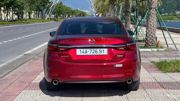 Đuôi xe thiết kế thể thao với cụm đèn hậu LED đồ hoạ sắc sảo, kết nối với nhau bởi dải chrome mềm mại