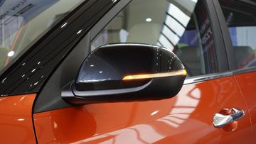Gương chiếu hậu trên Kia Seltos được tích hợp đầy đủ các tính năng như chỉnh điện, gập điện, đèn báo rẽ