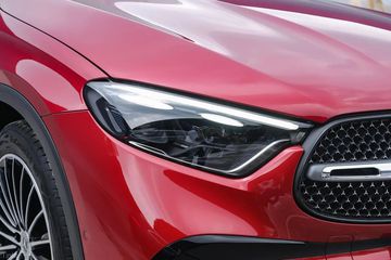 Dải đèn LED định vị ban ngày tựa như cặp mi mắt sắc sảo