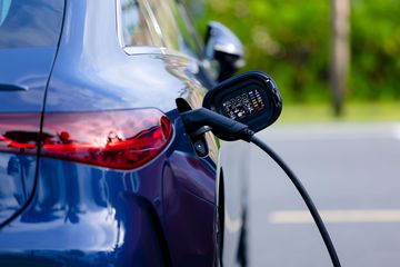 Theo thông số kỹ thuật, EQS 450+ có thể di chuyển tối đa 770 km cho 01 lần sạc đầy.