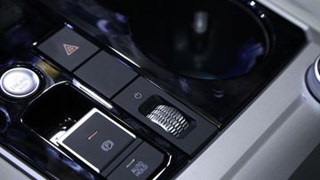 Tiện nghi Volkswagen Touareg 2023 với Phanh tay điện và giữ phanh tự động