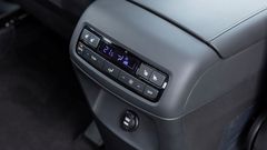 Cụm điều khiển hệ thống điều hòa riêng dành cho hai hàng ghế sau của Hyundai Palisade 2024