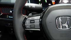 Các dãy phím bên phải vô lăng Honda Civic 2025 tiếp tục điều khiển các chức năng media