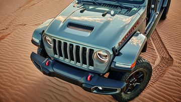 Đầu xe Jeep Gladiator 2023 gần như giữ nguyên thiết kế của mẫu xe cùng gia đình Jeep