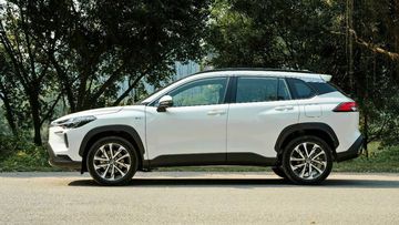 Thân xe Toyota Corolla Cross 2024 tiếp tục nét cơ bắp, khỏe khoắn qua các chi tiết dập nổi