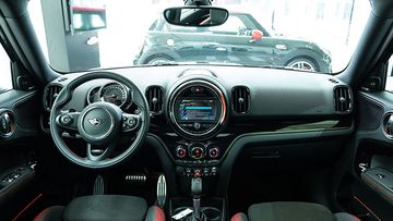 Khoang cabin của xe MINI 3-Door 2024 khá ấn tượng khi các chị tiết đều được thiết kế nhỏ nhắn