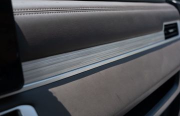 Chất liệu da cùng những đường chỉ may thật được sử dụng thay cho nhựa giả da như bản tiền nhiệm