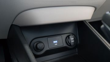 Cổng sạc USB và tẩu cắm sạc 12V trên Hyundai Accent 2023