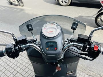 Vespa Sei Giorni 2023 được trang bị cụm đồng hồ kết hợp kiểu analog với digital