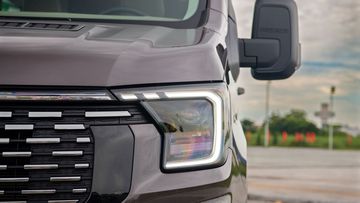 Ford Transit 2024 cũng đã nâng cấp những tính năng chiếu sáng hiện đại dành cho một chiếc minibus