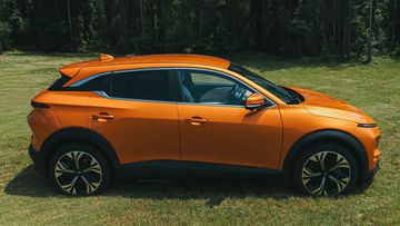 Thân xe VinFast VF 6 2024 khỏe khoắn với các chi tiết nổi khối tạo vẻ cơ bắp