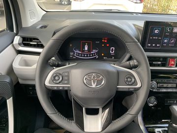  Toyota Veloz 2023 sở hữu vô lăng bọc da, có thiết kế 3 chấu thể thao và tích hợp chức năng điều chỉnh 4 hướng