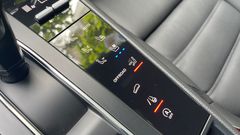 Riêng hàng ghế trước được trang bị thêm ghế ngồi mang kiểu dáng thể thao đi cùng hệ thống sưởi và thông gió lưng ghế với tổng trị giá gần 110 triệu đồng. 