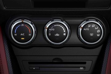 Khoang lái được trang bị đầy đủ các núm vặn điều chỉnh hệ thống gió, điều hòa và chỉnh vị trí ghế ngồi