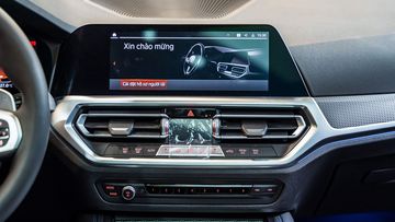 Màn hình cảm ứng trung tâm 10,25 inch tích hợp nhiều công nghệ trên BMW 4 Series 2023