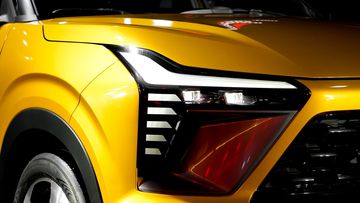 Đèn pha Mitsubishi Xforce 2024 có thiết kế T-Shaped hiện đại, với cụm đèn LED ban ngày hình chữ L kết hợp các họa tiết phân tầng độc đáo