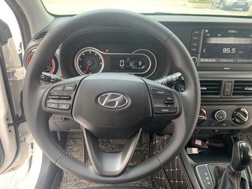 Hyundai i10 2023 sở hữu vô lăng bọc da may thủ công