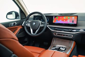 Vô lăng trên phiên bản xLine của X5 LCI 2024