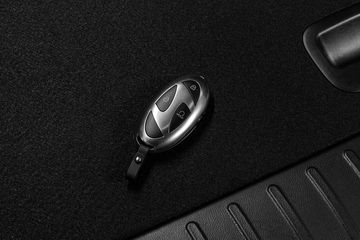 Hyundai Tucson 2025 cũng trang bị chìa khóa thông minh Smartkey hỗ trợ khởi động từ xa thông minh